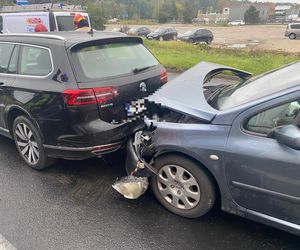 Domino na Konstytucji 3 Maja w Lesznie. Zderzyły się cztery samochody osobowe