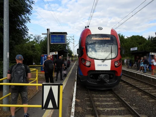 Koszmarny Wypadek W Regułach Mężczyzna Spadł Z Peronu Wprost Pod