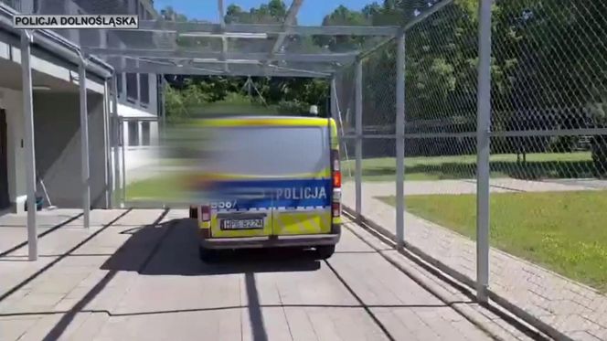 Jelenia Góra. 51-latka uciekła po uwięzieniu w pustostanie. Była wielokrotnie bita przez 40-latka.