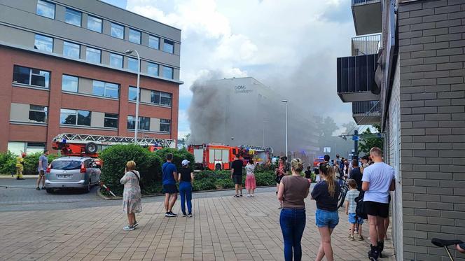 Pożar na Promenadach Wrocławskich! Trwa akcja strażaków [ZDJĘCIA]