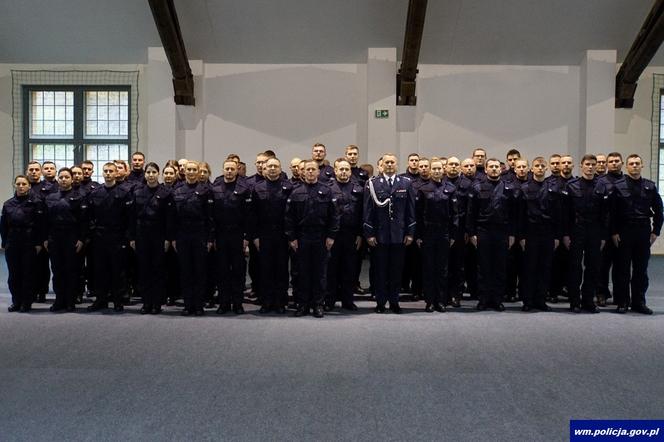 Ślubowanie nowych policjantów w Olsztynie. W szeregi wstąpiło 52 funkcjonariuszy [ZDJĘCIA]