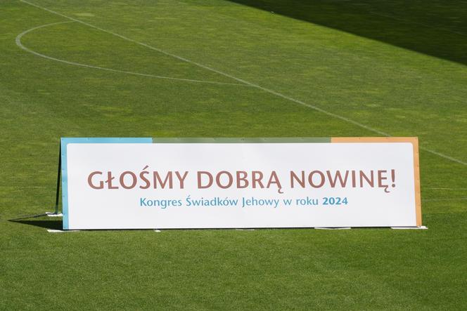 Kongres Świadków Jehowy Białystok 2024. Tłumy wiernych na Stadionie Miejskim