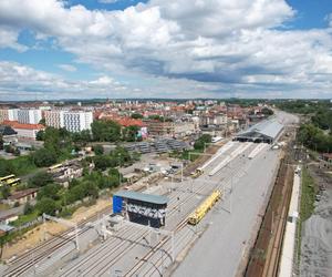 Trwa kapitalny remont historycznej nastawni bramowej w Bytomiu. Już wyłania się kawałek piękna