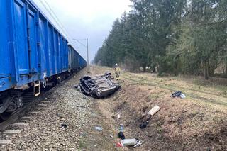 Samochód wpadł prosto pod jadący pociąg pod Poznaniem! Są ranni