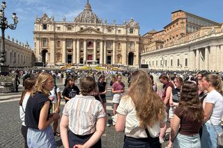 Smutek i modlitwa na placu św. Piotra w Watykanie. Wierni żegnają papieża Franciszka [ZDJĘCIA]