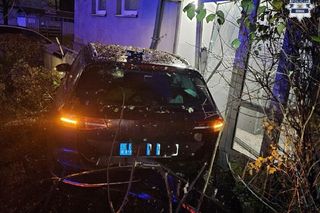 Pijany kierowca wjechał w blok i uciekł. Potem rozpętał awanturę