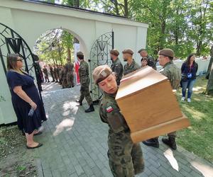 Pogrzeb szczątków ponad 700 ofiar niemieckich zbrodni. 188 trumien w kościele w Chojnicach