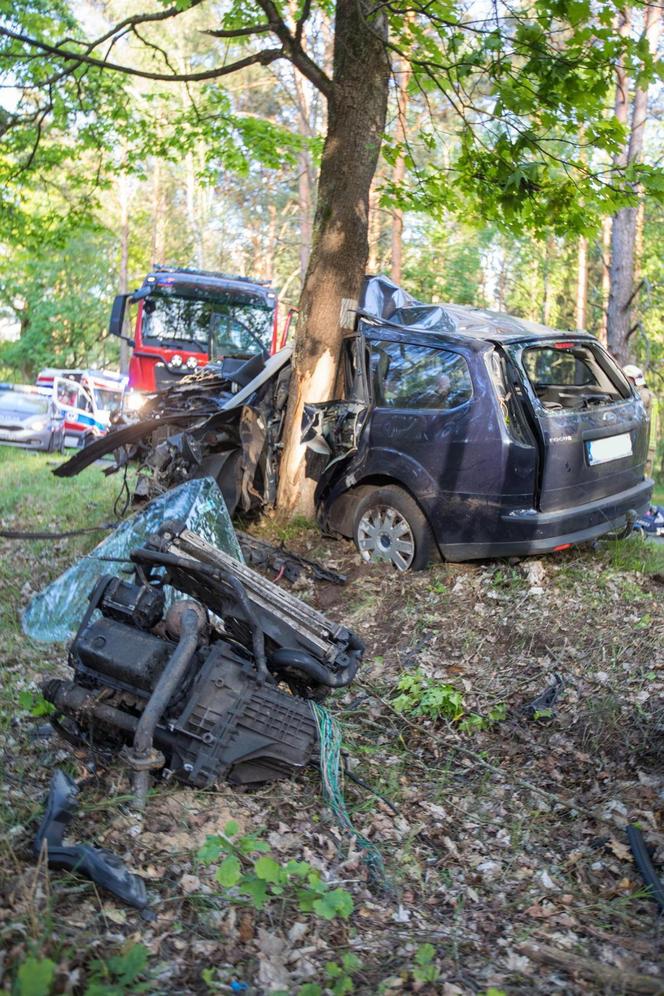 Śmiertelny wypadek pod Piłą. 20-latek z pasażerami huknęli w drzewo [ZDJĘCIA].