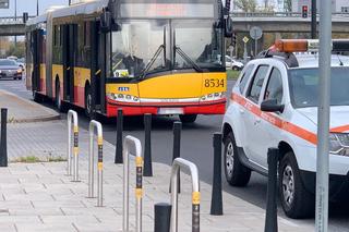 Dramat pasażerów miejskiego autobusu w Warszawie. Cztery osoby ranne