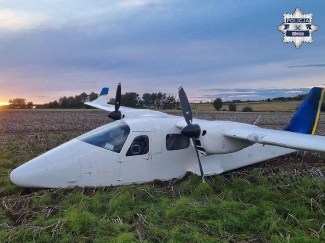 Samolot awaryjnie lądował na polu rolnym. Na miejscu interweniowały służby