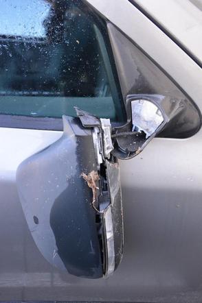 Osiedlowy wandal trafił w ręce policji. Jednej nocy 28-latek zniszczył 8 samochodów