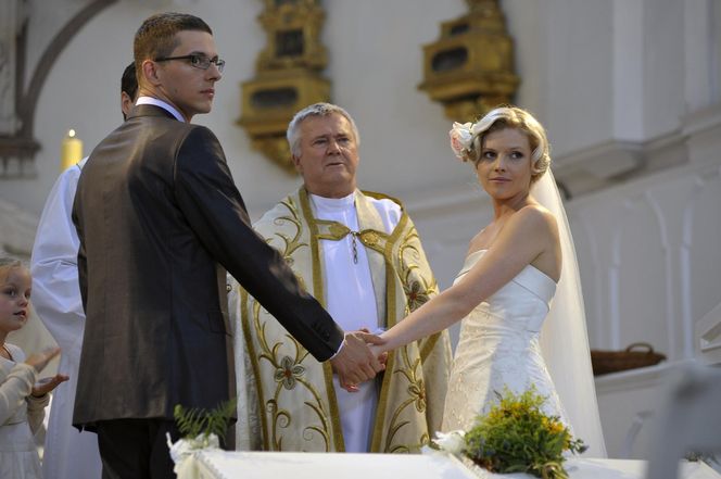 Włodzimierz Matuszak i Karolina Nolbrzak w serialu "Plebania"