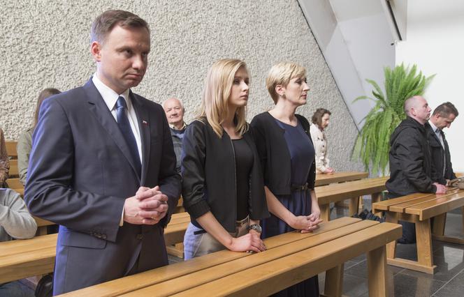 Andrzej Duda głosuje z rodziną
