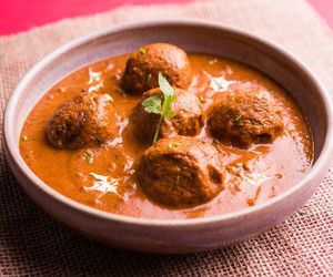 Zupa paprykowa z pulpetami to rozgrzewające danie z charakterem. Aromatyczna, sycąca, w sam raz na chłodne dni