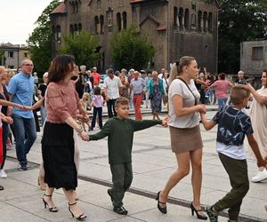 Ruda Śląska tańczy jak dawniej. Międzypokoleniowa potańcówka na rynku porwała tłumy