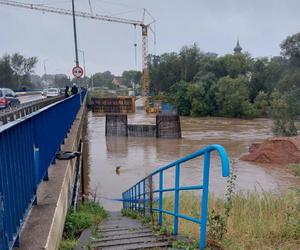 Zamknięty most w Bolesławcu nad rzeką Bóbr