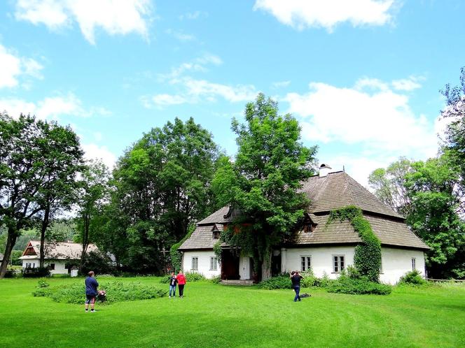 To jedna z najsłynniejszych wsi w Małopolsce. Wychował się w niej ks. Józef Tischner