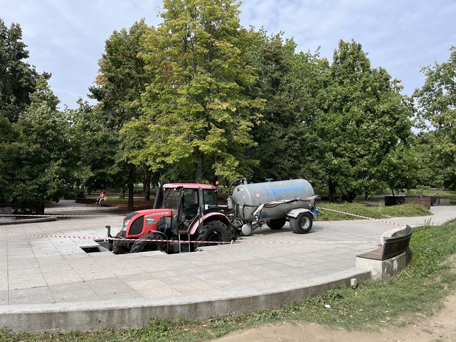 Traktor z beczkowozem uszkodził fontannę w parku Szymańskiego 