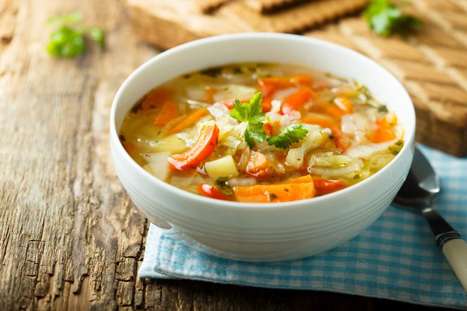 Kapuściana zupa z mięsem mielonym - prosty sposób na sycący posiłek