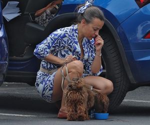 Anna Mucha nawadnia psa