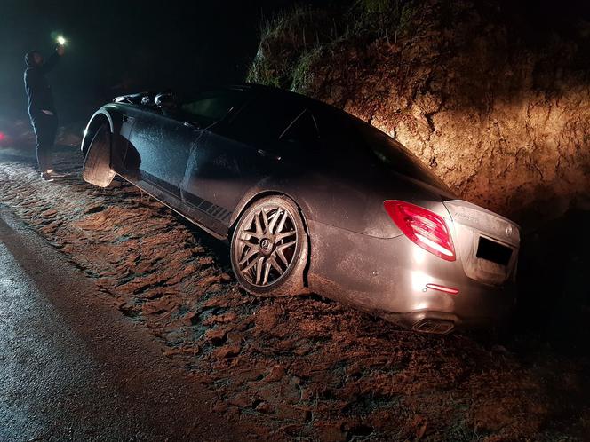 Przesadził z prędkością i roztrzaskał Mercedesa-AMG o skałę - ZDJĘCIA