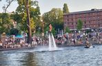 Tłumy bydgoszczan i turystów na Sterze na Bydgoszcz 2025. Emocji dostarczyły Wyścig butelkowy i popisy flyboardzistów [ZDJĘCIA]