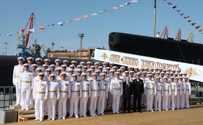 Putin podczas podniesienia bandery na Kniaziu Pożarskim