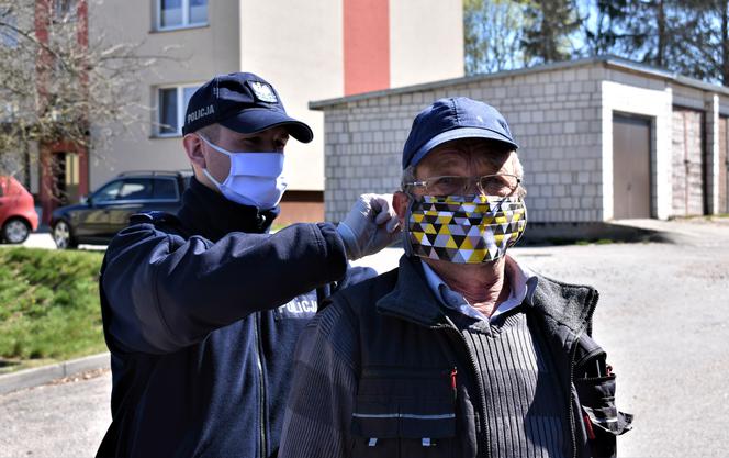 Dzielnicowy rozdawał mieszkańcom Lipska maseczki