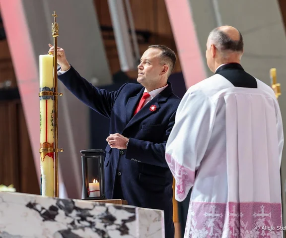 Para prezydencka na mszy za Ojczyznę. Nawrocki z ważną rolą