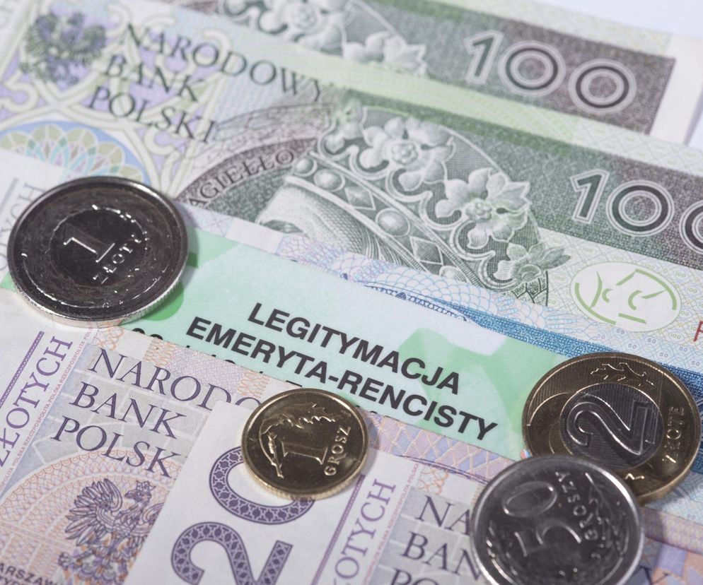 Polskie banknoty stuzłotowe i dwudziestozłotowe oraz monety, a także zielona legitymacja emeryta-rencisty. Grafika symbolizuje nowe zasady waloryzacji świadczeń dla seniorów i wypłaty emerytur przez ZUS. Więcej informacji na Super Biznes.