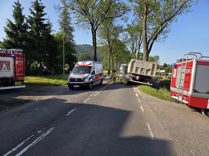Poważny wypadek w Lubawce. Ciężarówka roztrzaskała się na drzewie. Droga zablokowana