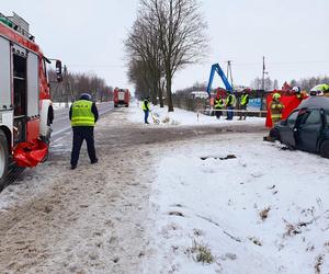 Huknął oplem w przepust wodny i ogrodzenie posesji. Pasażer nie żyje, kierowca w szpitalu