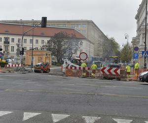 Plac podzielił warszawiaków! Drogie drzewa, usuwanie parkingów i chaotyczna organizacja ruchu to dopiero początek!