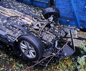 Dachowanie pijanego 18-latka. Uderzył w wagon pociągu