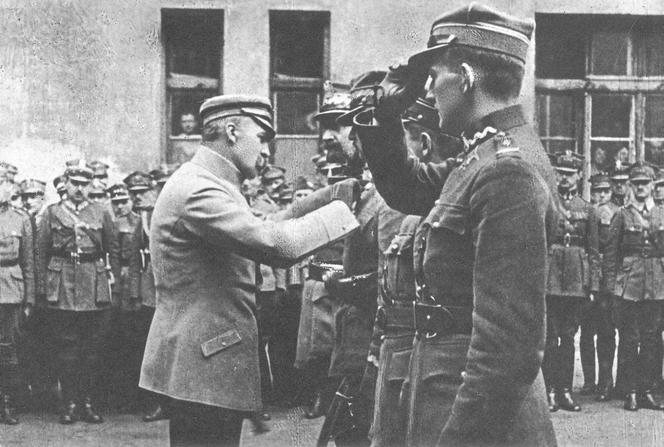 Naczelnik Państwa Józef Piłsudski odznacza oficerów krzyżem Virtuti Militari V klasy.