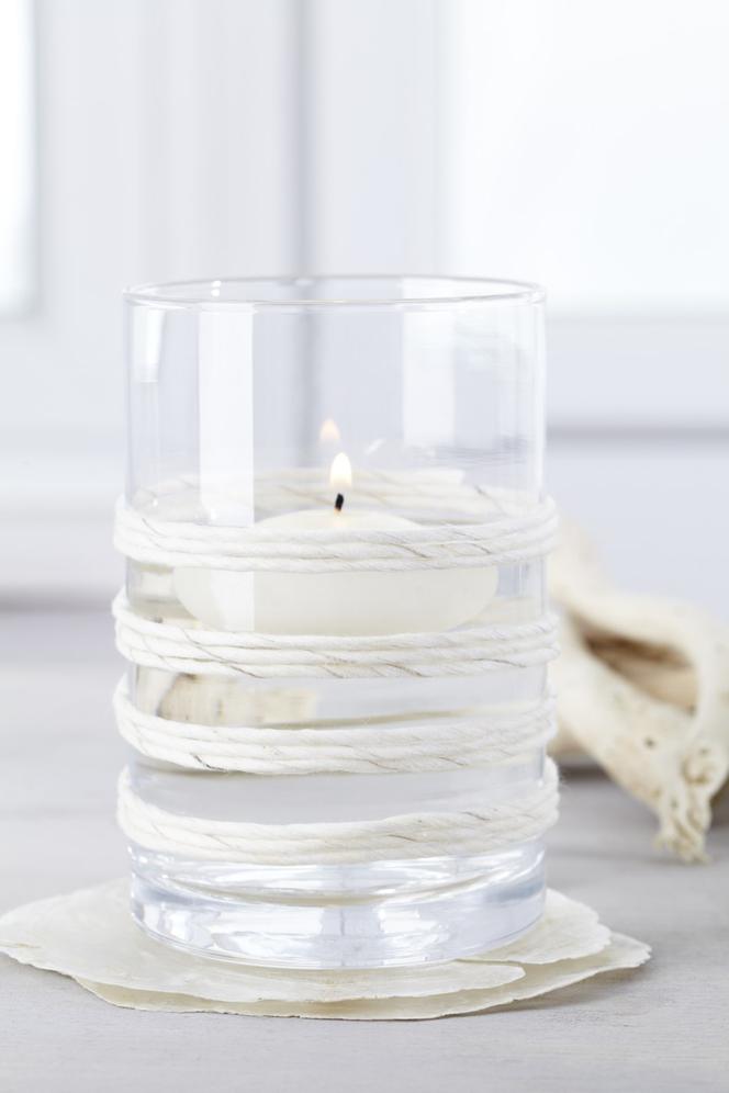 Dekoracja wnętrza w stylu marynistycznym: wodny świecznik