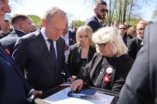 Pamięć o Katyniu przestrogą dla świata – nigdy więcej samotności. Donald Tusk oddał hołd ofiarom