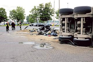Warszawa: Ciężarówka zgniotła golfa