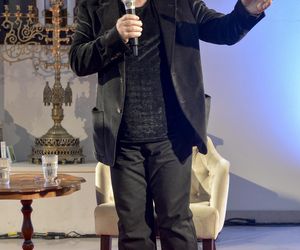 To on przed laty prowadził kultowy program Rosyjska ruletka. Dziś obchodzi 80 urodziny