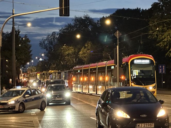 Wielkie utrudnienia w Warszawie, tramwaje na trasach objazdowych. Policja zablokowała przejazd na dużym skrzyżowaniu