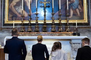 Rodzina Nawrockich przy grobie papieża Polaka