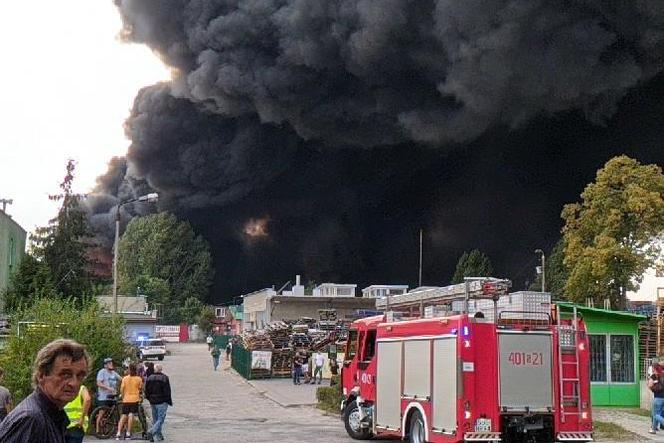Potężny pożar w Sosnowcu. Płoną pojemniki z nieznaną substancją. Słychać wybuchy! [ZDJĘCIA]
