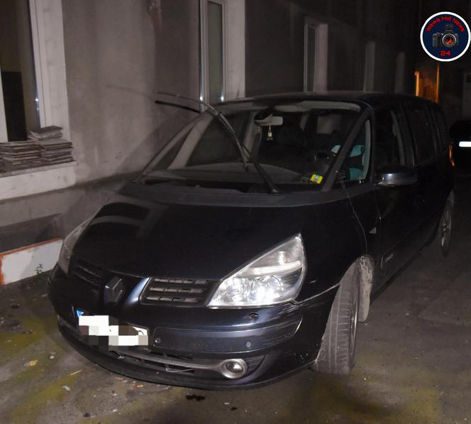 Poobijane Renault zostało na podwórku przy Grochowskiej. Jego kierowcy na razie ciągle policyjne psy nie wywąchały