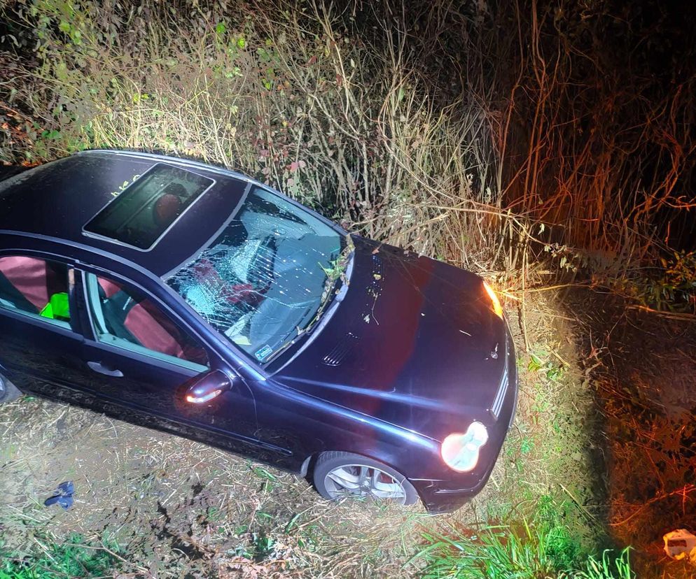 Czołówka niedaleko Kościana. Zderzyły się trzy samochody, czwarty wjechał do rowu