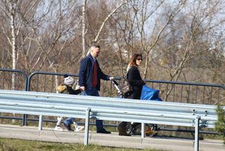 Wałęsa na spacerze z córką