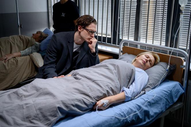 Na Wspólnej odcinek 2903, Maks (Adam Fidusiewicz), Ilona (Anna Samusionek)