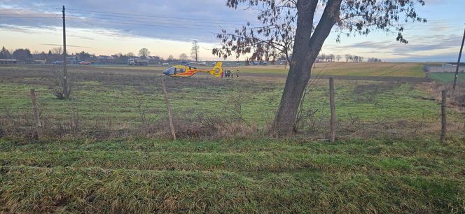 Wypadek na DK12 we Wschowie. Samochód osobowy zderzył się z ciagnikiem rolniczym