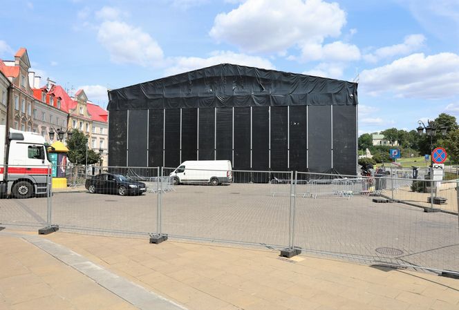 Przed sobotnim koncertem trwa budowa sceny na pl. Zamkowym w Lublinie