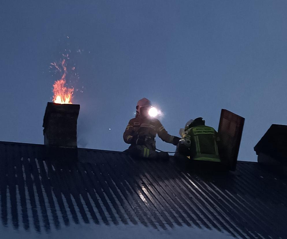 Pożar przewodou kominowego w Pewli Ślemieńskiej. Trzy podtrute czadem osoby trafiły do szpitala