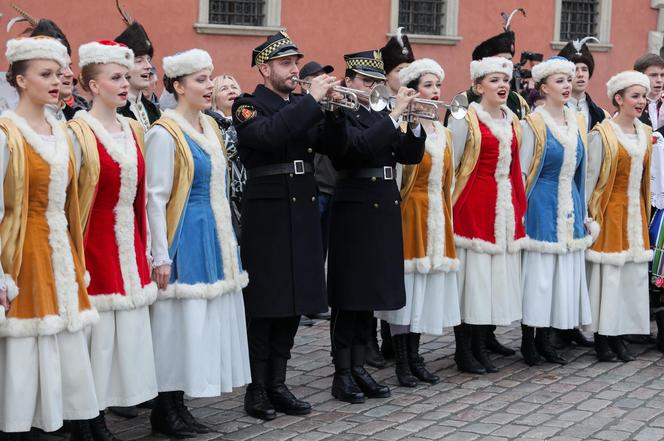 Wspólne śpiewanie hymnu w Warszawie